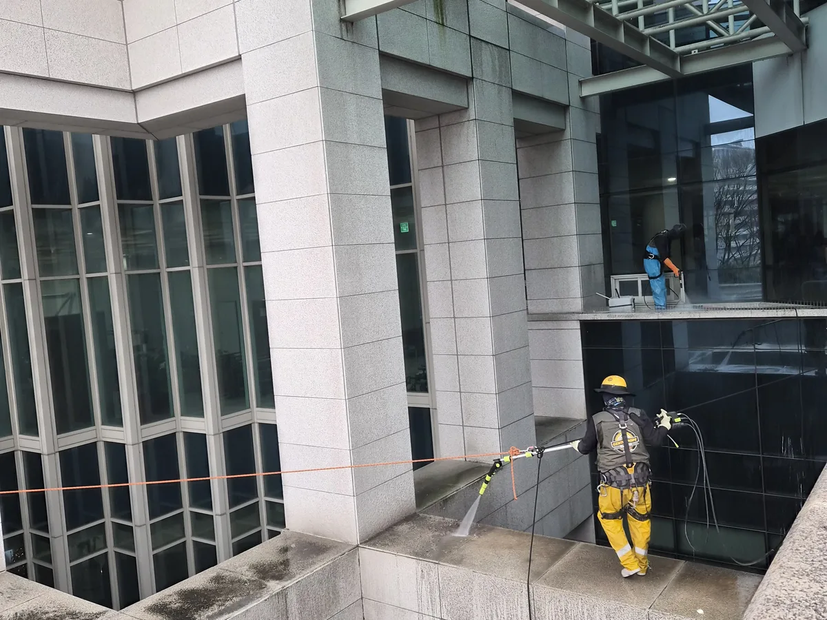 북구 본촌동 상가건물 옥상 파라펫 장비 주변 정밀 위생청소 사례 - 행진크린