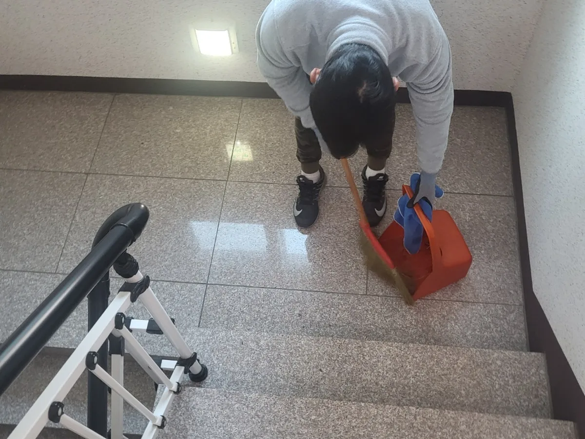 남구 백운동 빌라 공동현관 장비 주변 정밀 위생청소 사례 - 행진크린