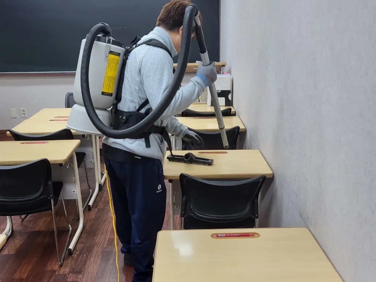 북구 오치동 학교 현관·중앙홀 바닥 위생청소 사례 - 행진크린